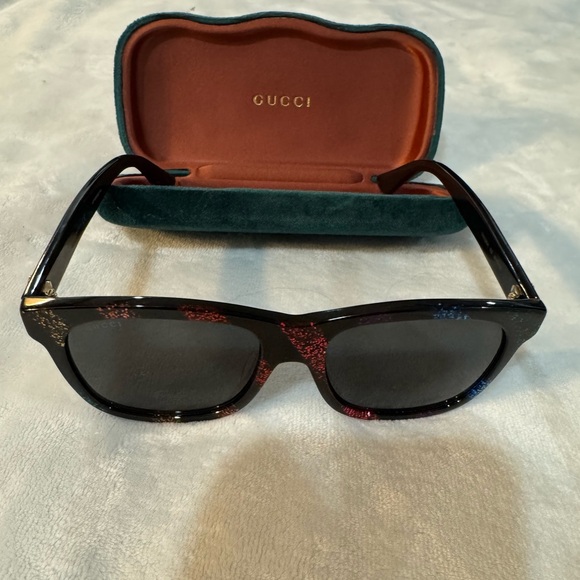 Like new-Authentic Gucci sunglasses, plastic W/colorful design, Gucci case - Picture 2 of 7